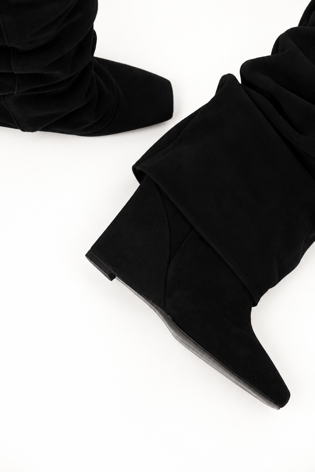 Dettaglio scamosciato e zeppa AGNES SUEDE BLACK