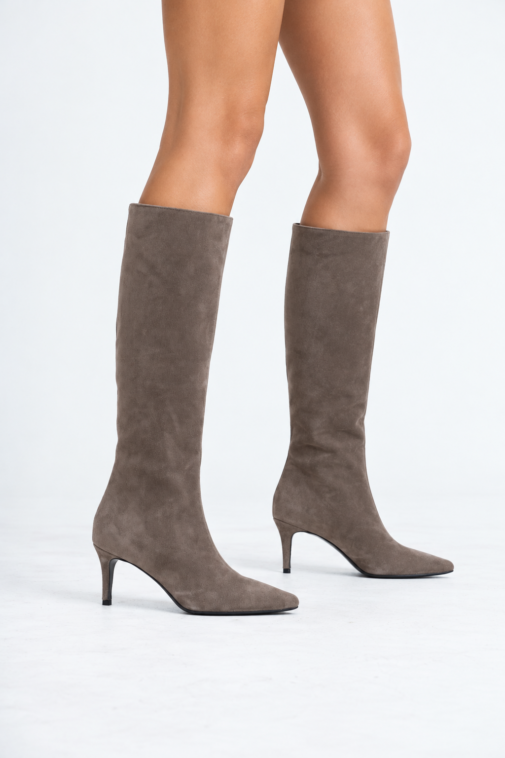 MARLENE SUEDE TAUPE, indossato